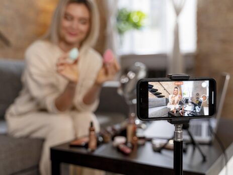 influencer di bellezza che fa un video per i suoi follower