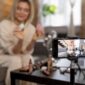 influencer di bellezza che fa un video per i suoi follower