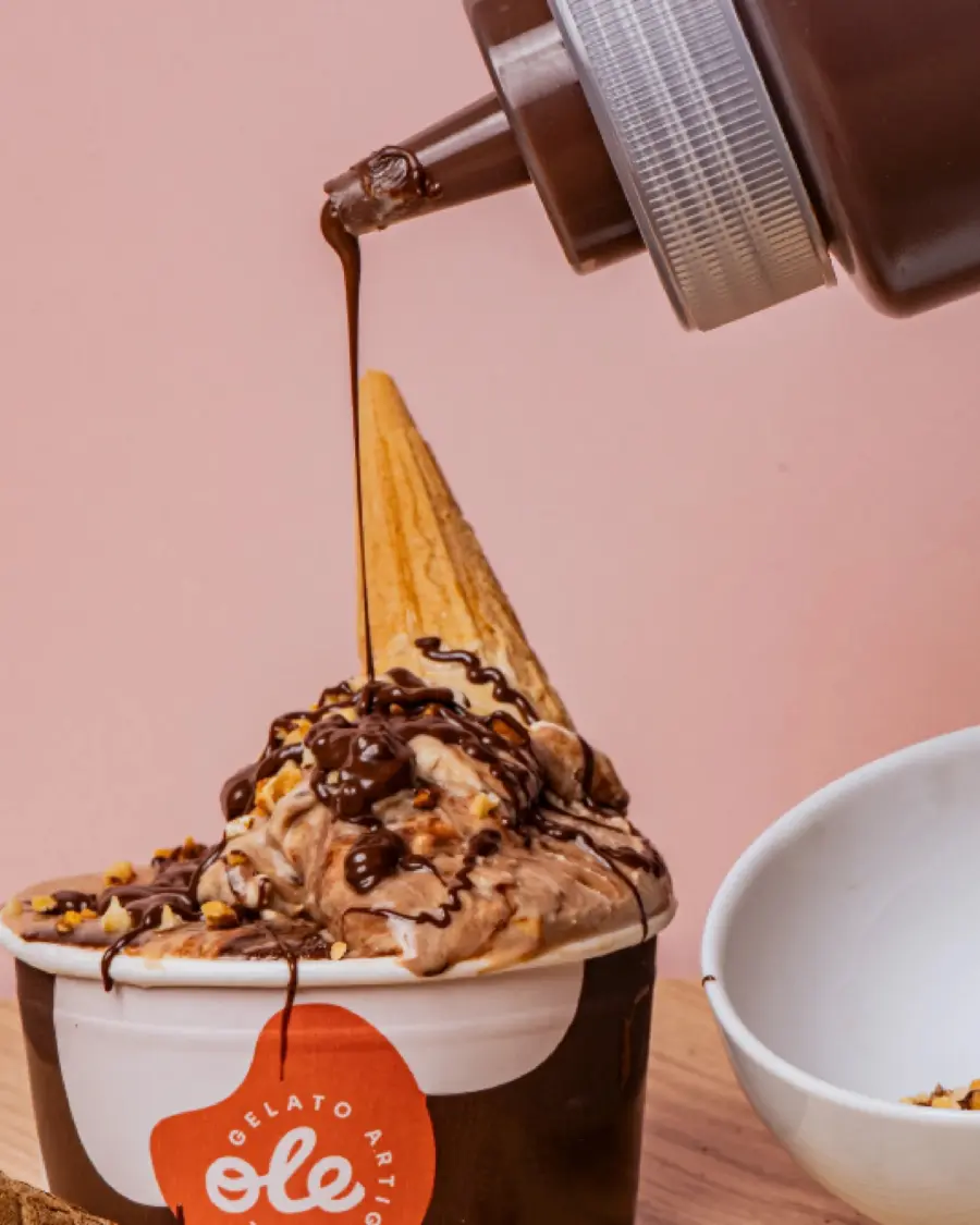 Colata di cioccolato su un cono di gelato in coppetta Gelateria Piacevole