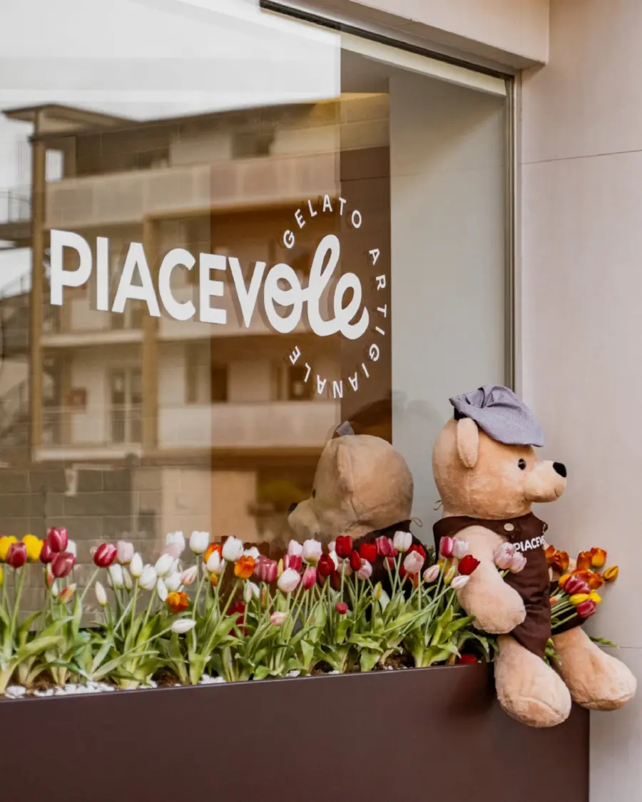 Vetrina di Gelateria Piacevole a Trentola Ducenta con insegna, tulipani e orsetti